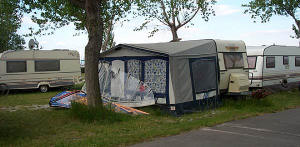 Wohnwagen mit Segeln
